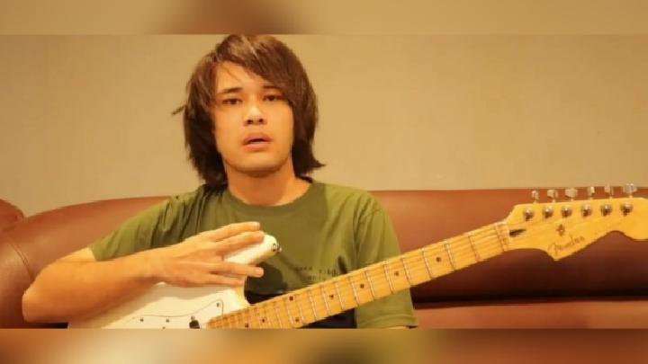 Calvin Dores’ late guitar auctioned off for his mother’s treatment