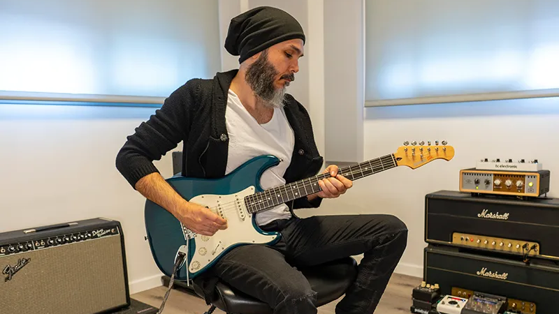 Kfir Ochaion showcases the Donner Seeker Series DST-400 electric guitar