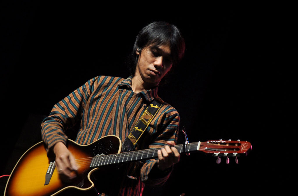 Guitarist Eross Candra
