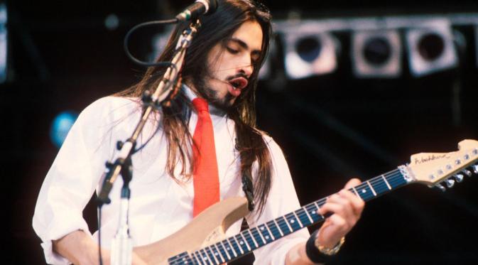 famous guitar player Nuno Bettencourt