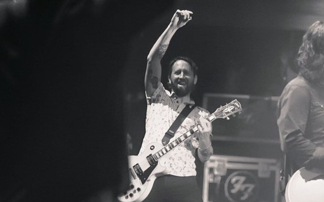 Chris Shiflett Rilis Single Solo Black Top White Lines