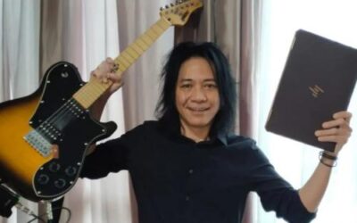 John Mayer gives pink electric guitar to Rose Blackpink