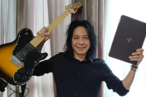 John Mayer gives pink electric guitar to Rose Blackpink