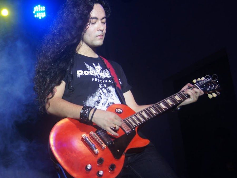 Suraz Sun – Energía de la guitarra de Girish & The Chronicles