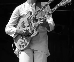 John McLaughlin: Maestro del Jazz Fusión y Guitarra Experimental